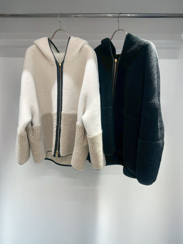 リバーシブルボアフーディー