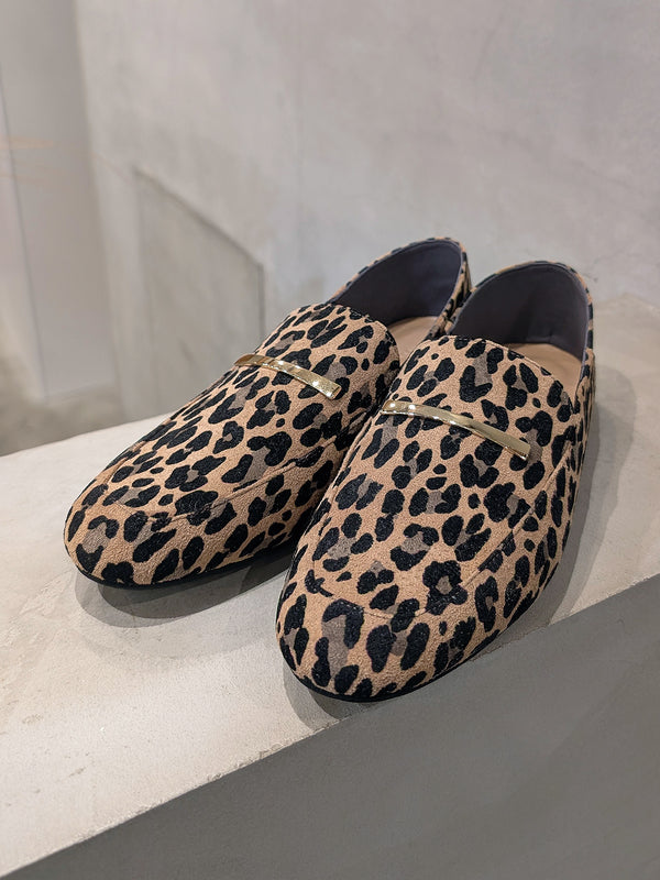 Metal plate loafer