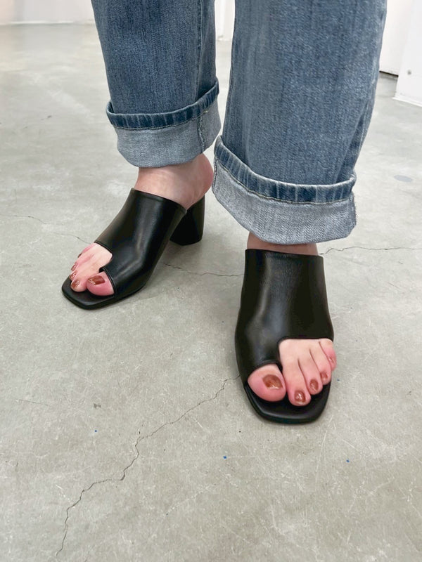 HEEL UP THONG SANDALS