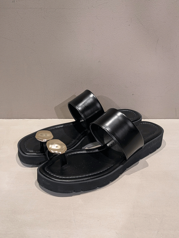 METAL PLATE THONG SANDALS