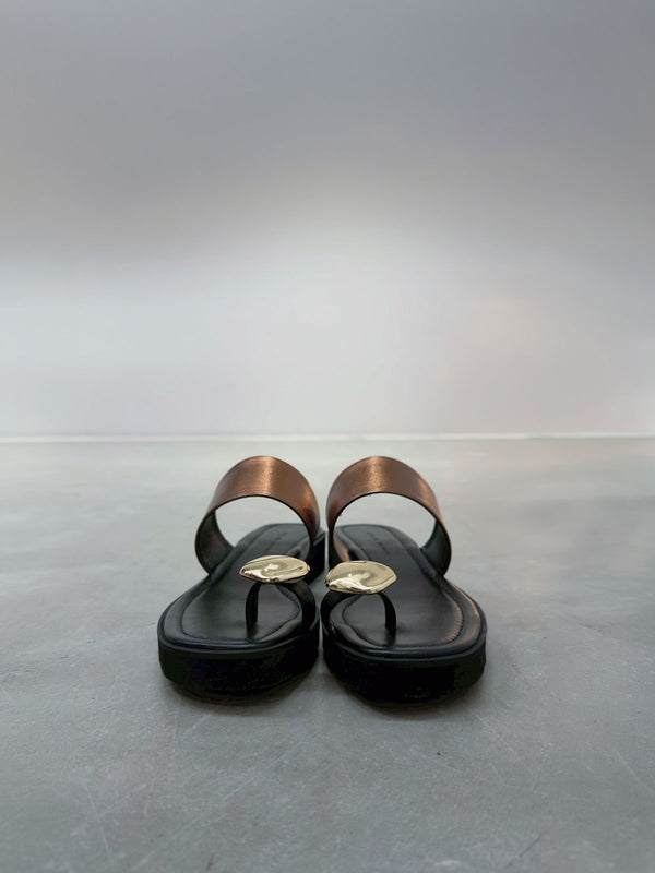 METAL PLATE THONG SANDALS