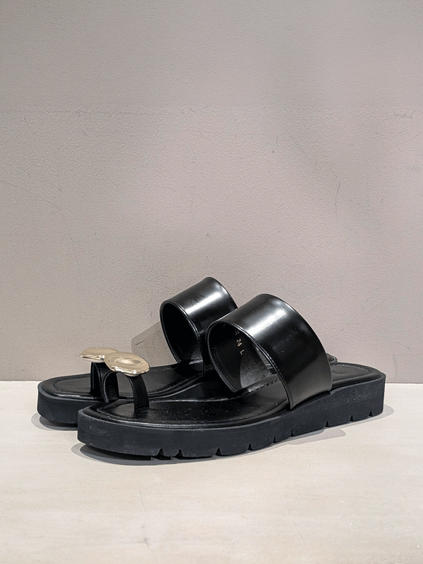 METAL PLATE THONG SANDALS