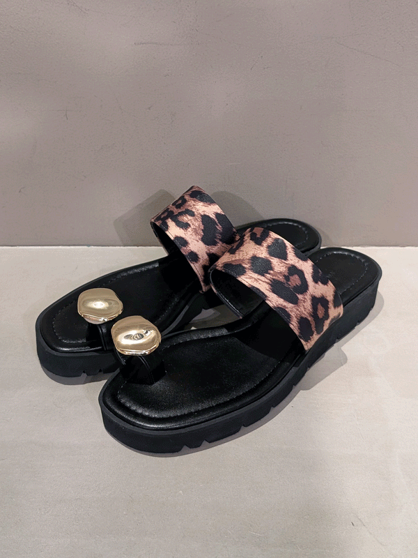 METAL PLATE THONG SANDALS