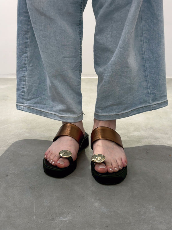 METAL PLATE THONG SANDALS