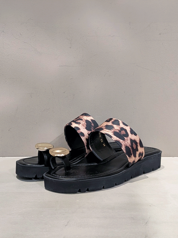 METAL PLATE THONG SANDALS