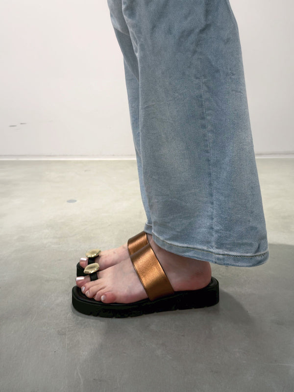 METAL PLATE THONG SANDALS