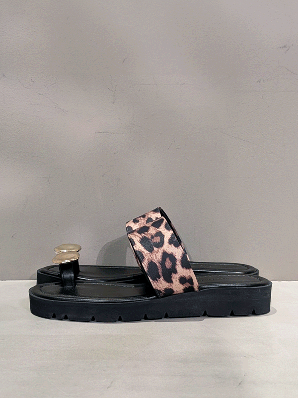 METAL PLATE THONG SANDALS