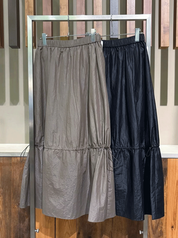 シャーリングドロストスカート