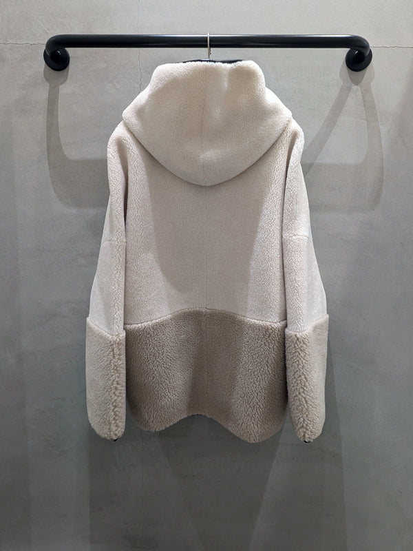 リバーシブルボアフーディー